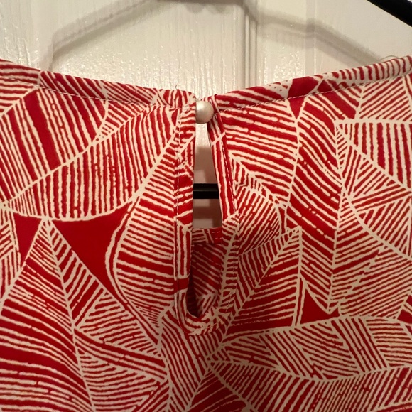 TASAMO size M red and white leaf print Round Neck Pleated Top with Cap Sleeves - Picture 3 of 10